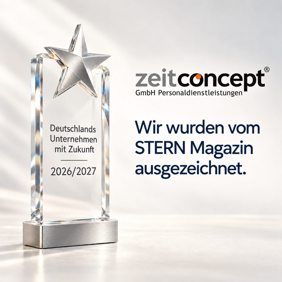 Gläserne Trophäe mit silbernem Stern und der Aufschrift „Deutschlands Unternehmen mit Zukunft 2026/2027“, daneben das zeitconcept-Logo und der Satz „Wir wurden vom STERN Magazin ausgezeichnet.“